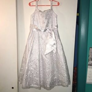 Girls size 6 White Dress.  Communion Flower Girl